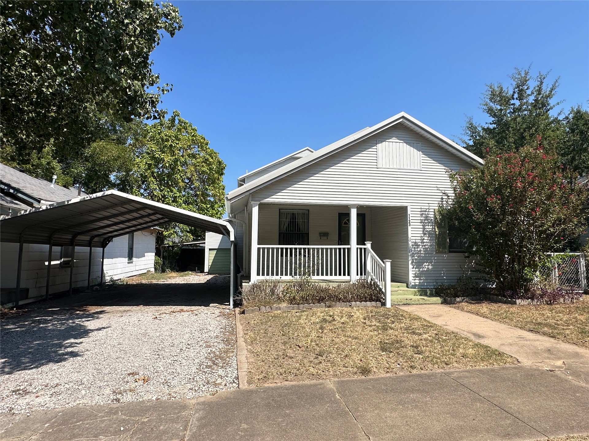 1123 E 9th Street Property Photo 1