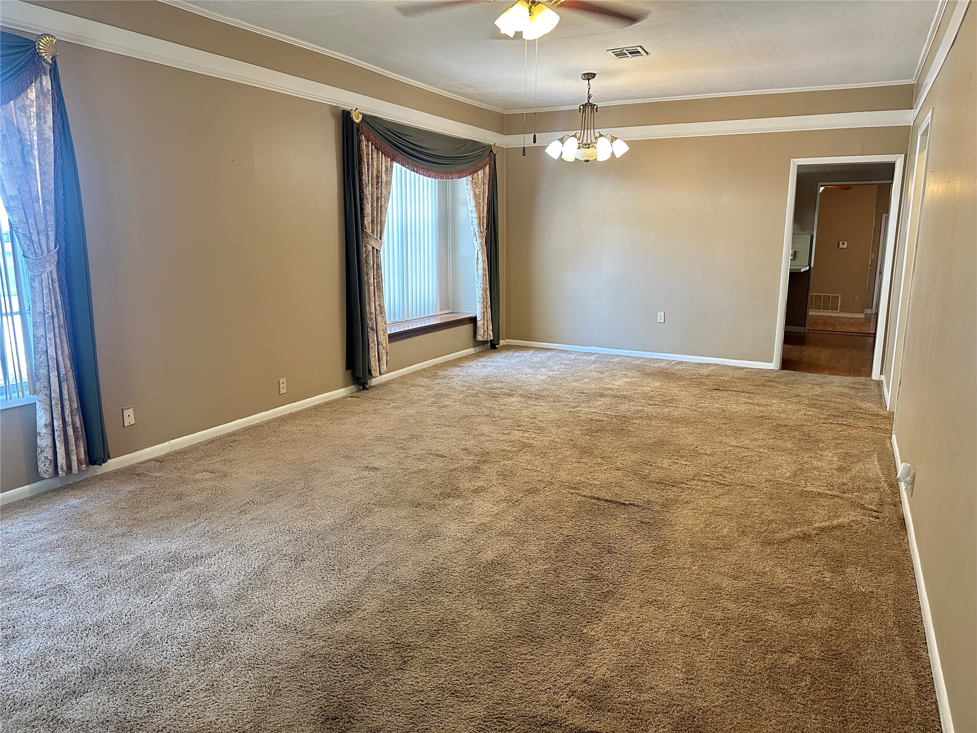 1123 E 9th Street Property Photo 3