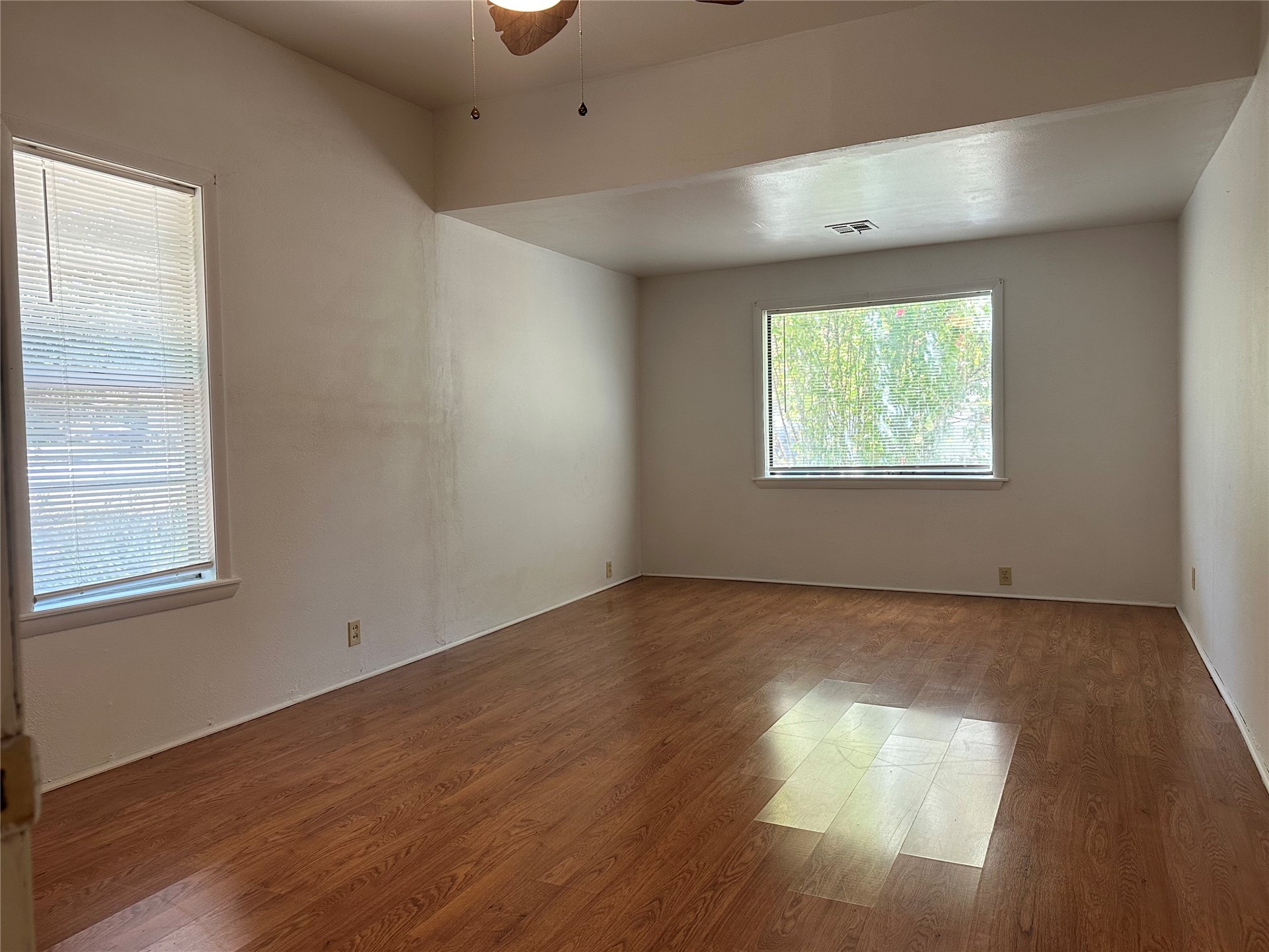1123 E 9th Street Property Photo 4