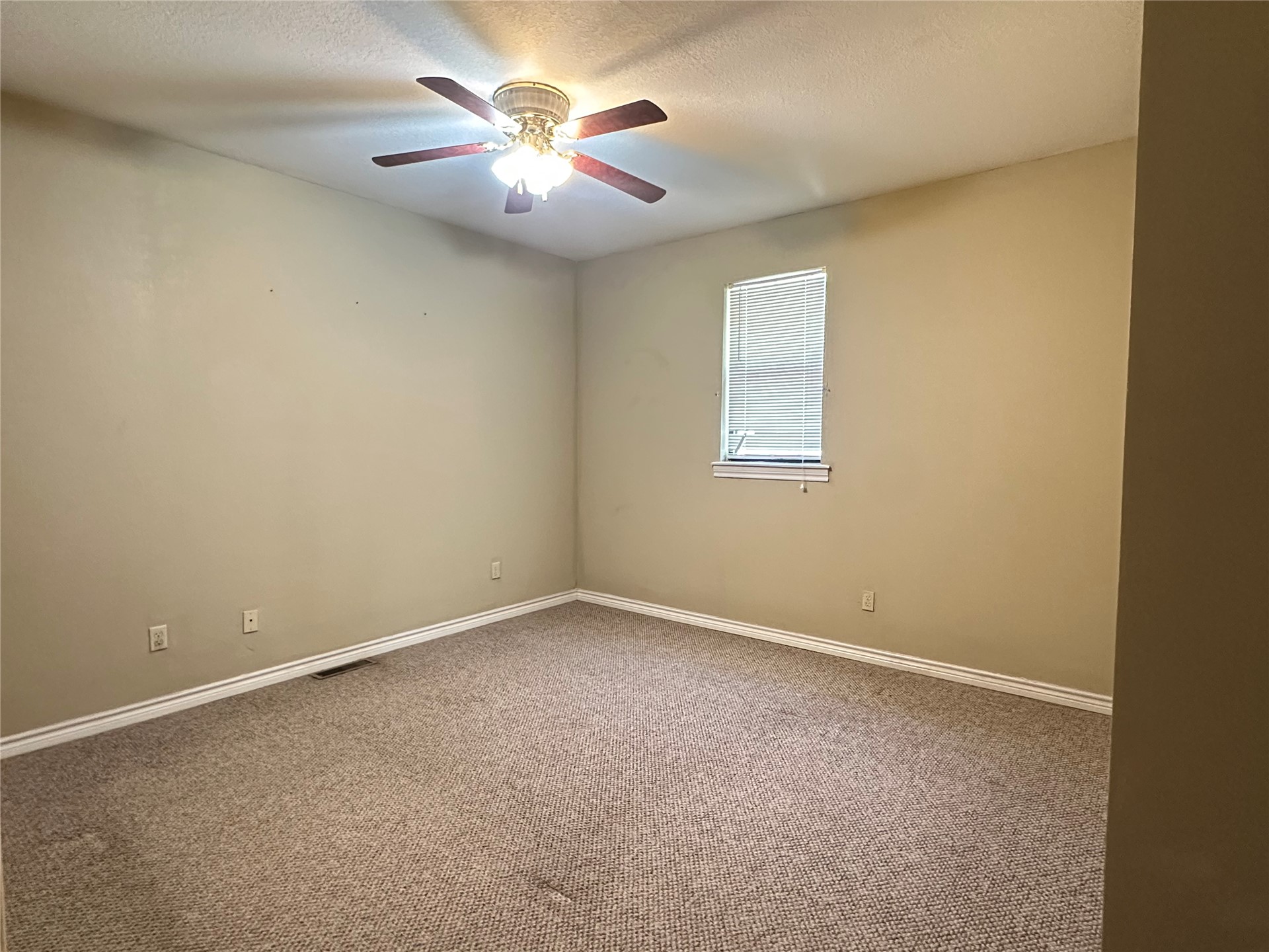 1123 E 9th Street Property Photo 15