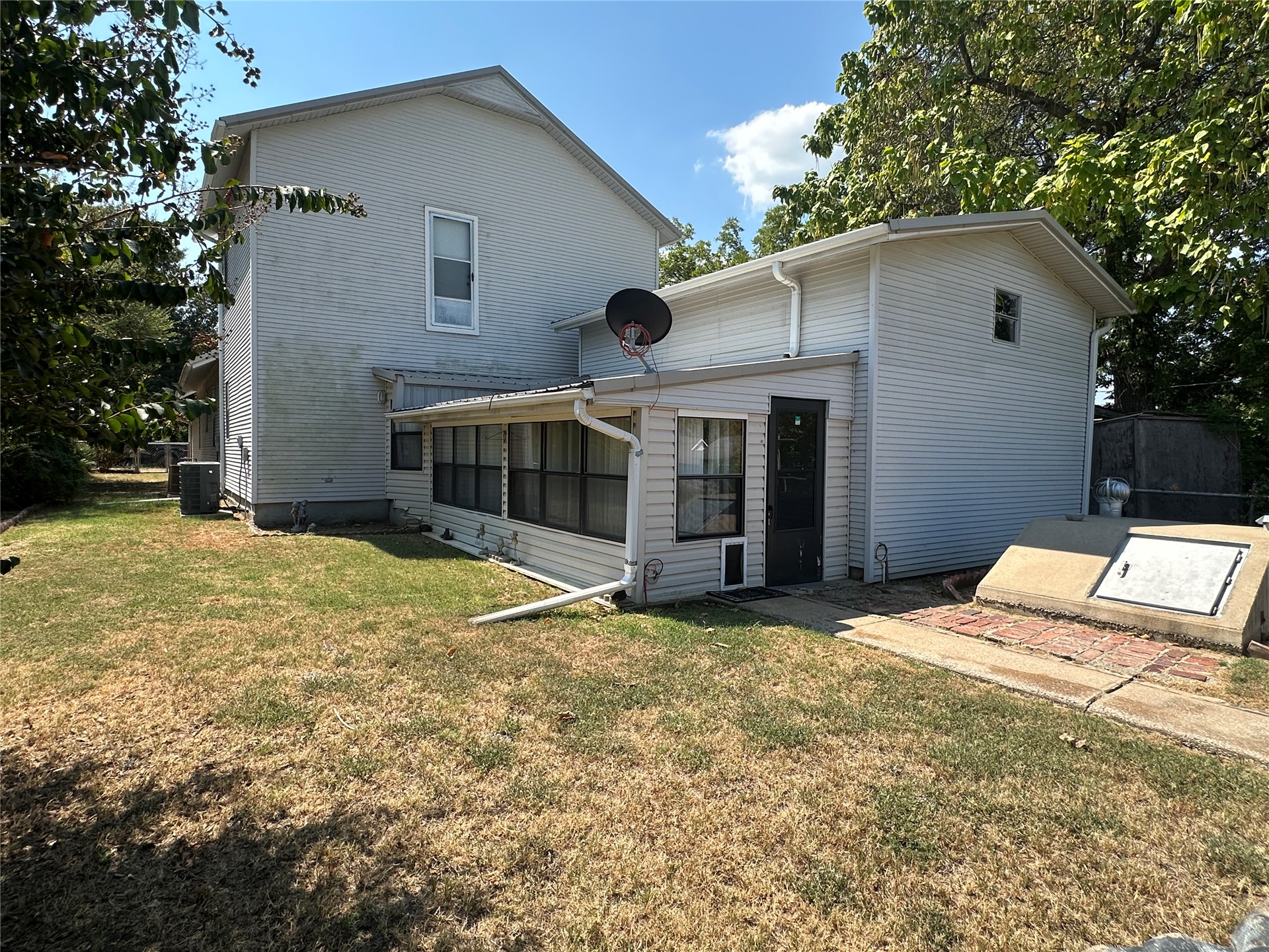 1123 E 9th Street Property Photo 27