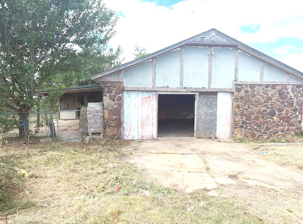 7500 S 4050 Road Property Photo 2