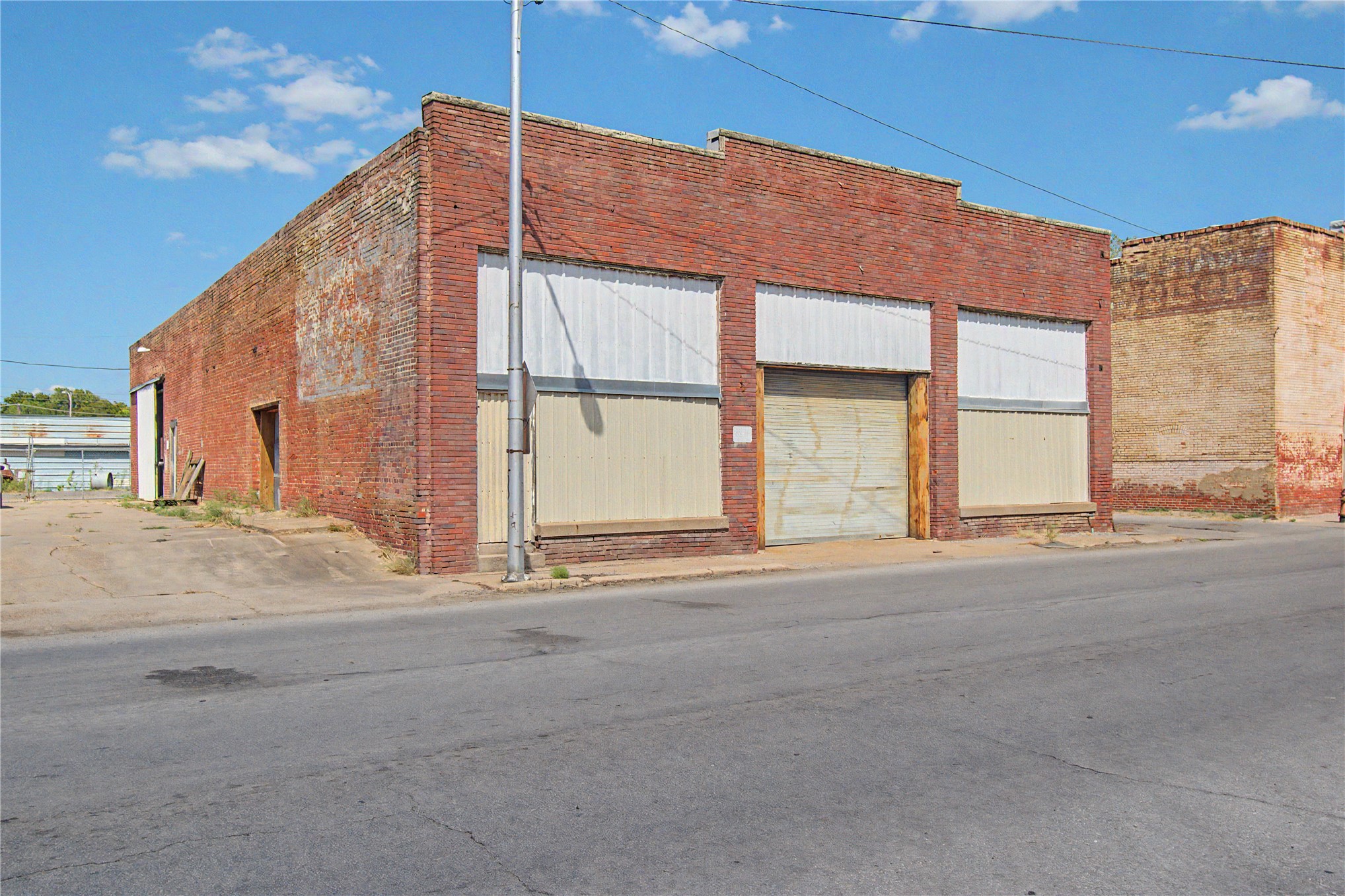 116 E Broadway Property Photo 2
