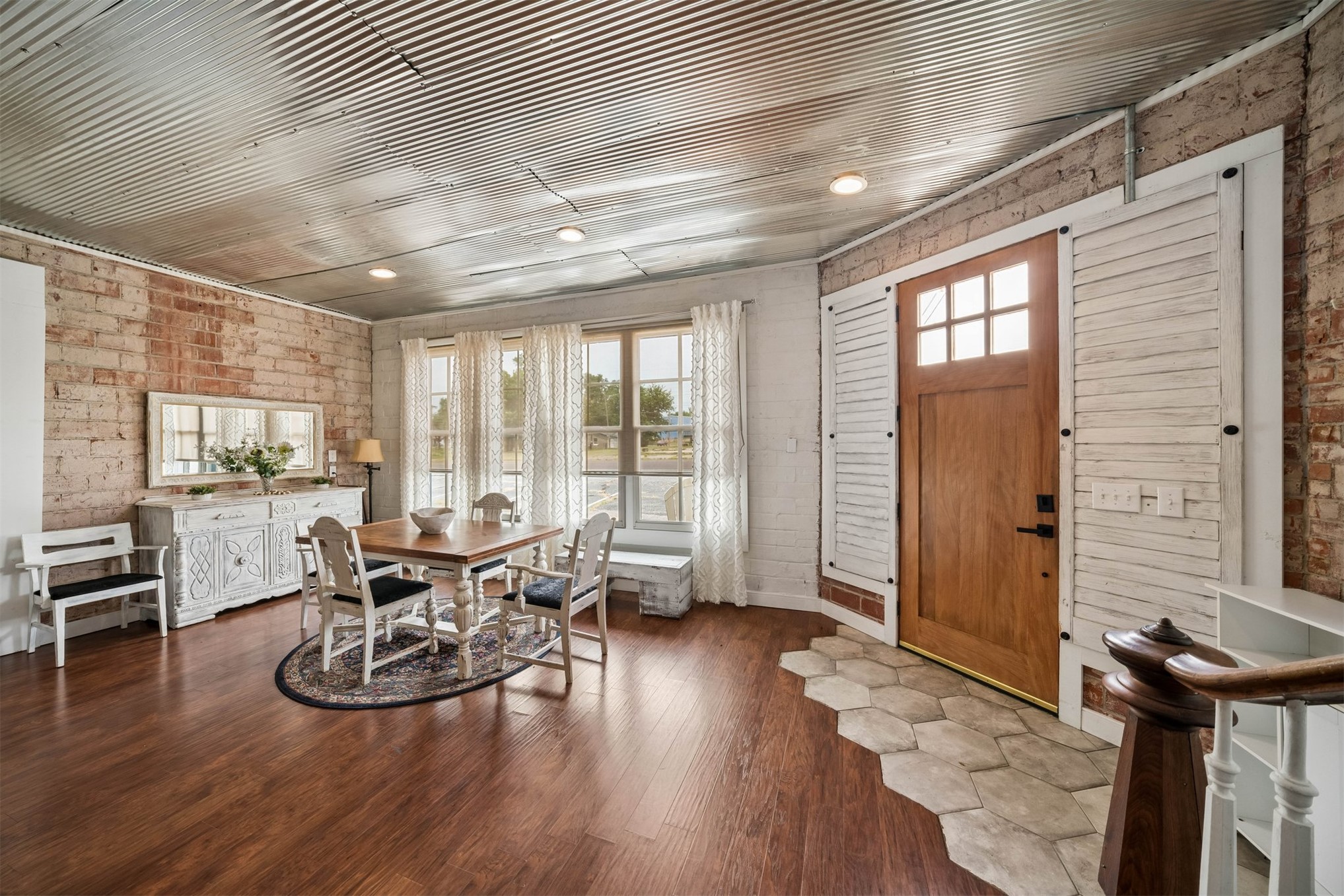 109 Cherokee Property Photo 6