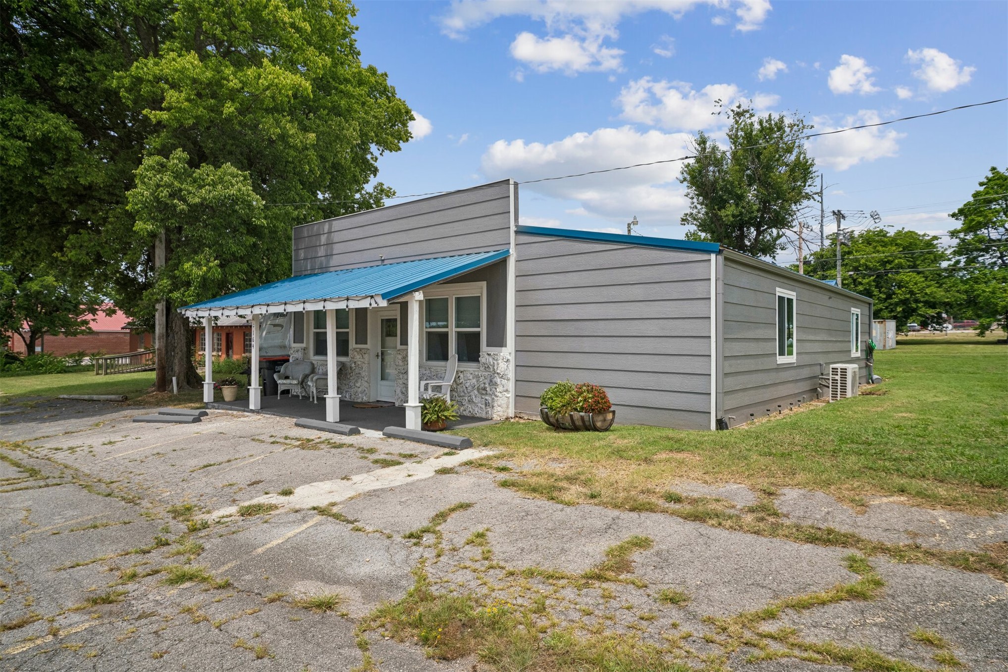 164 W Cherokee Property Photo 3