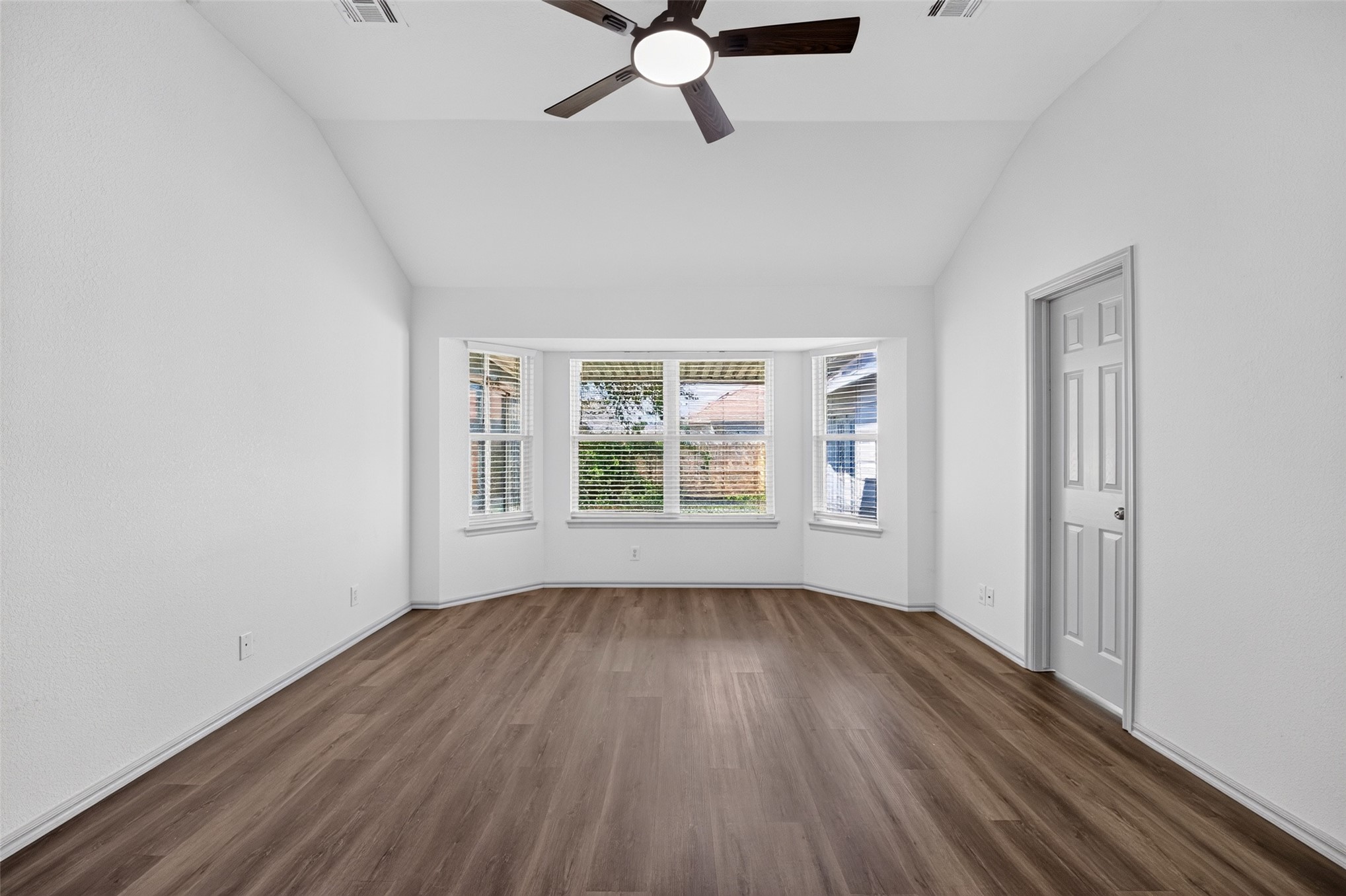 5400 S Maple Place Property Photo 17