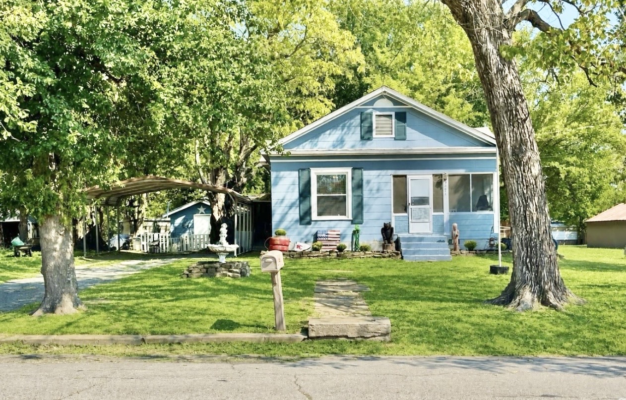 201 Ne F Property Photo 1