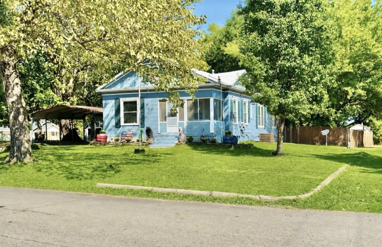 201 Ne F Property Photo 2