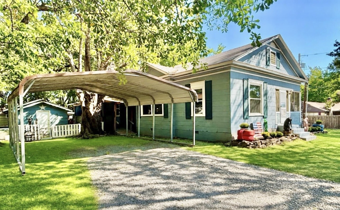 201 Ne F Property Photo 3