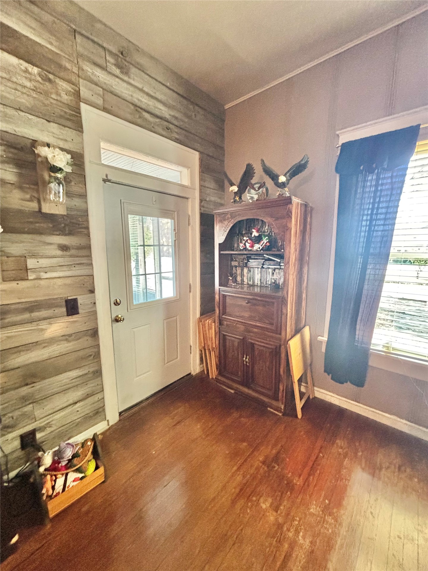 201 Ne F Property Photo 4
