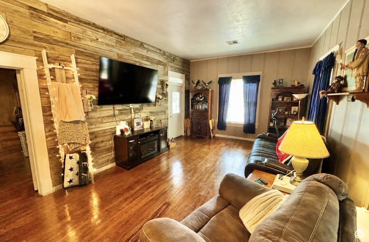 201 Ne F Property Photo 5