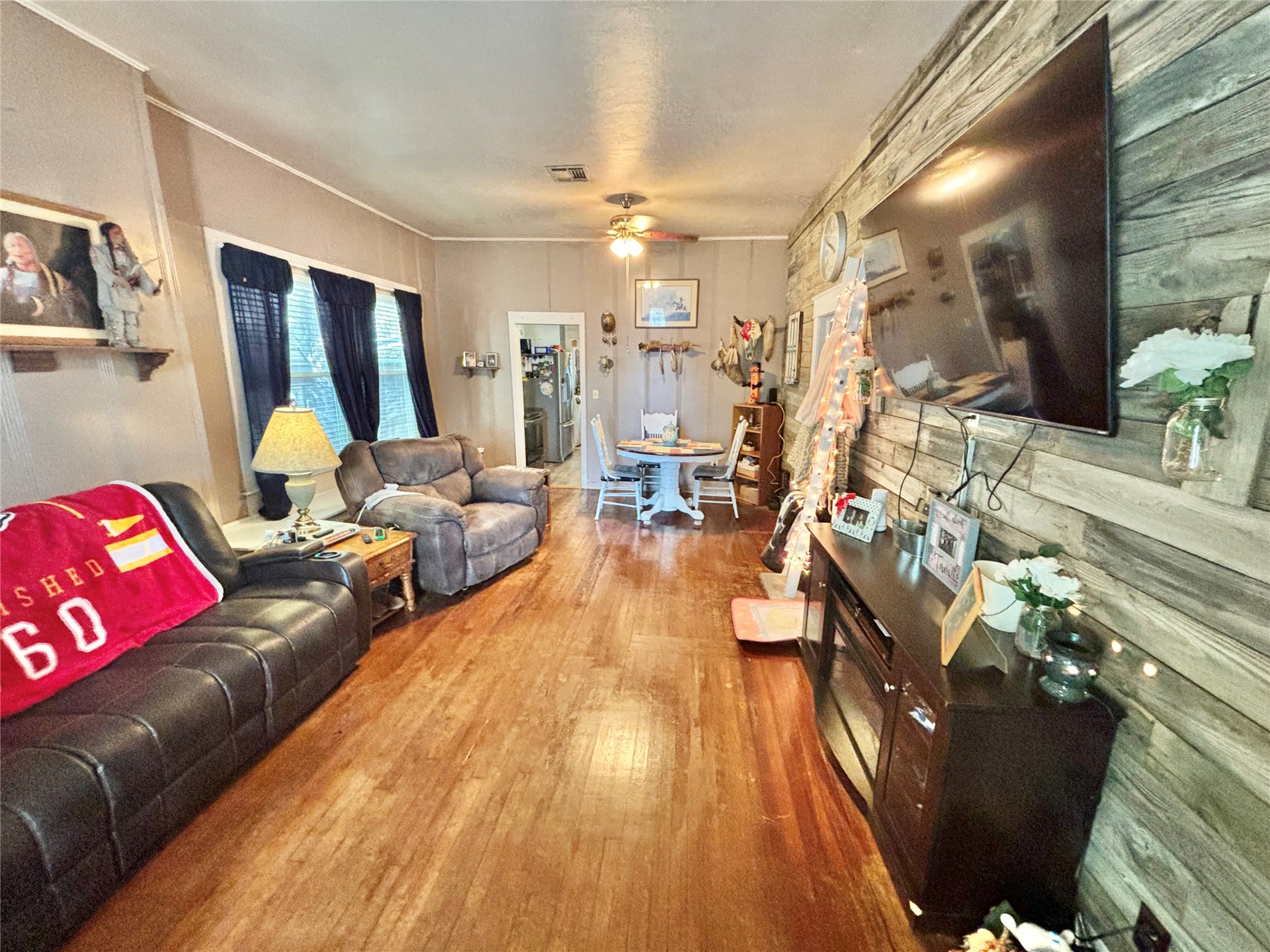 201 Ne F Property Photo 6