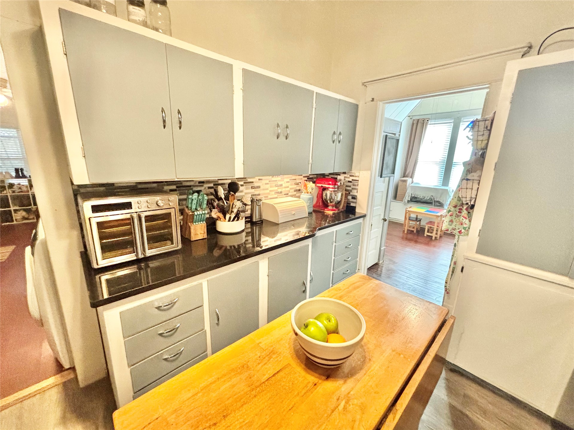 201 Ne F Property Photo 14