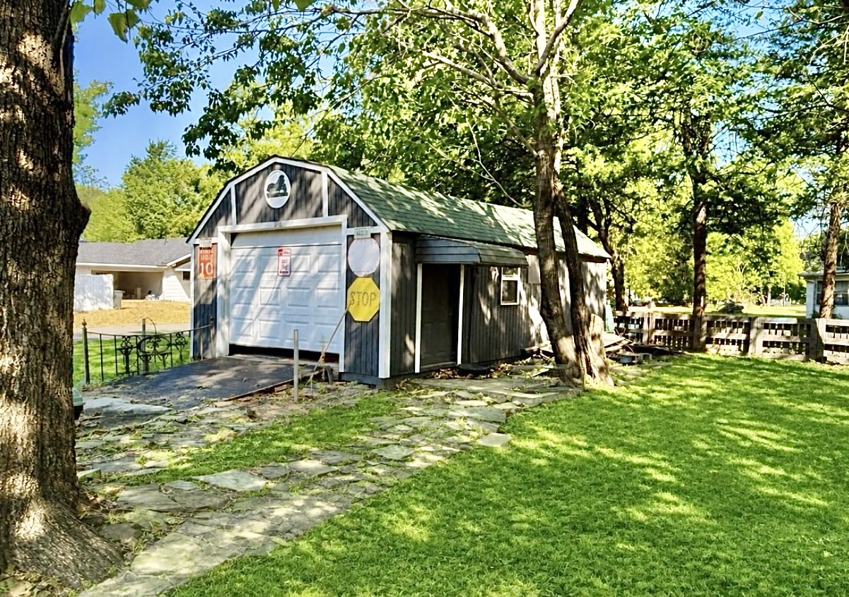201 Ne F Property Photo 37
