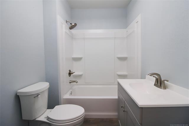907 E 3rd Street Property Photo 21