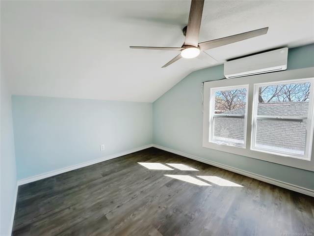 907 E 3rd Street Property Photo 26