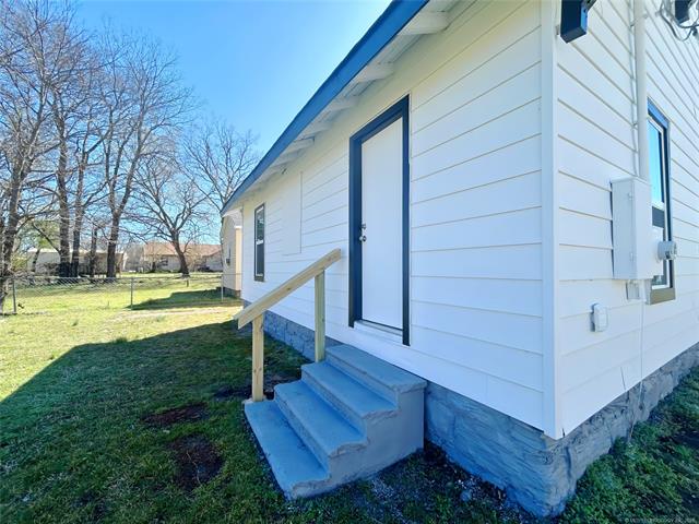 907 E 3rd Street Property Photo 33