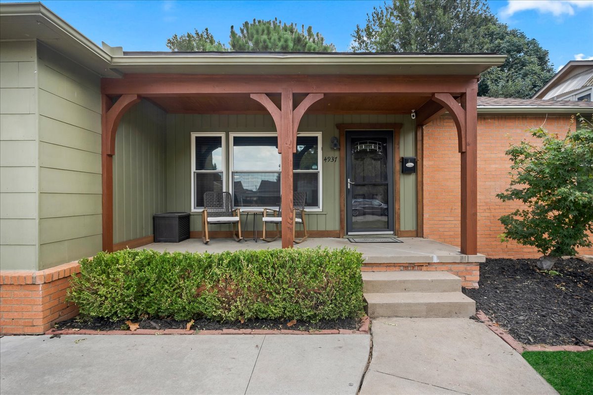 4937 S Quincy Avenue Property Photo 4