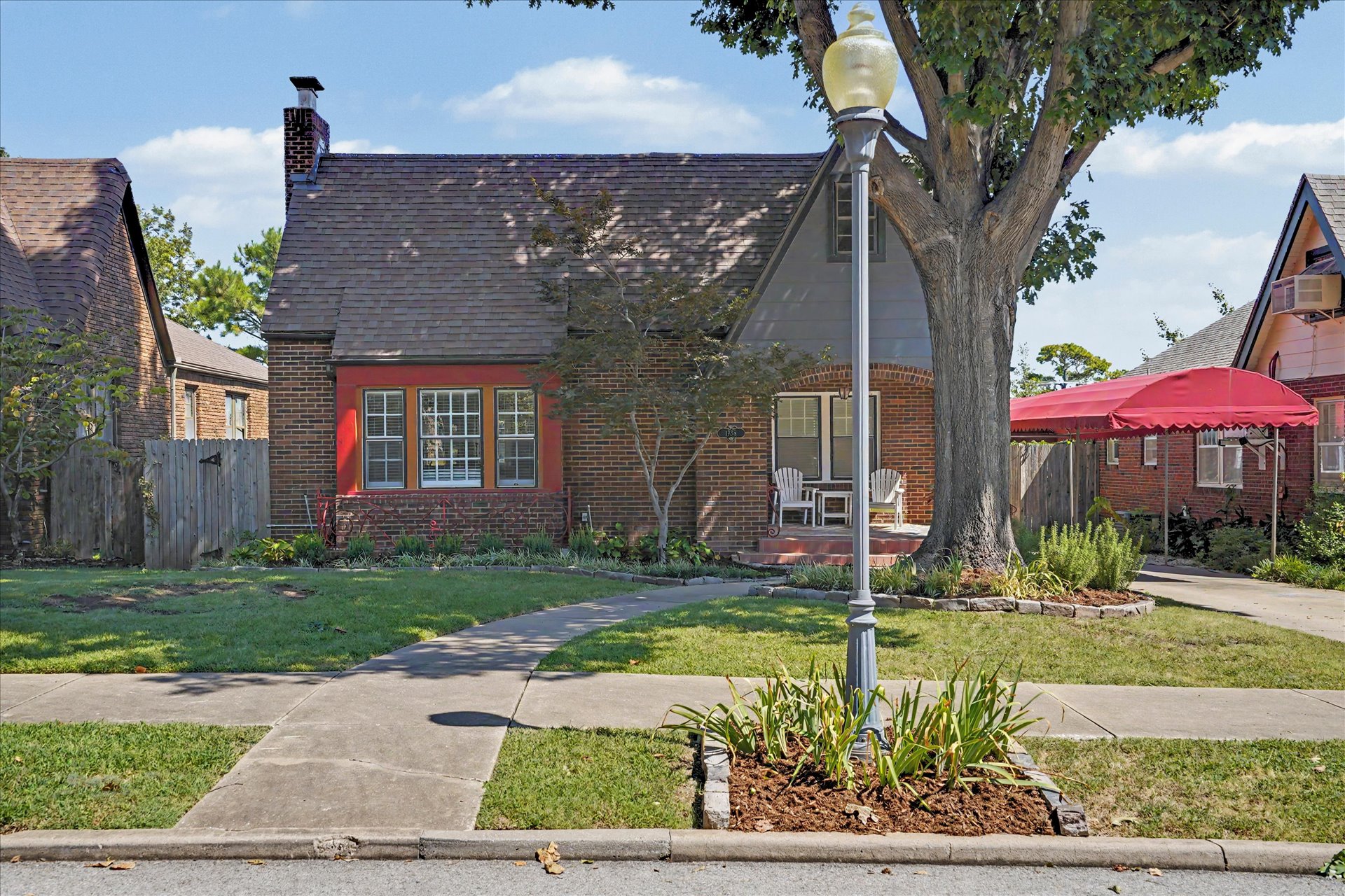 1555 S Gillette Avenue Property Photo 2