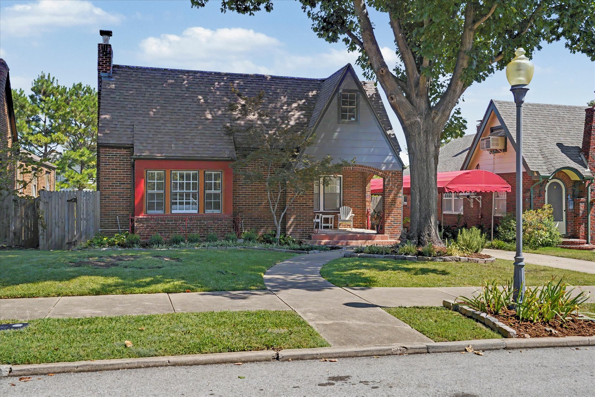 1555 S Gillette Avenue Property Photo 3