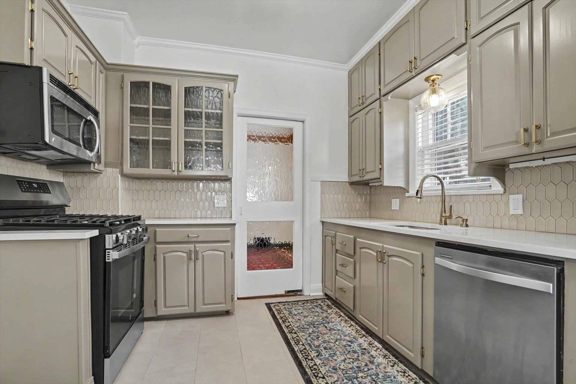 1555 S Gillette Avenue Property Photo 15