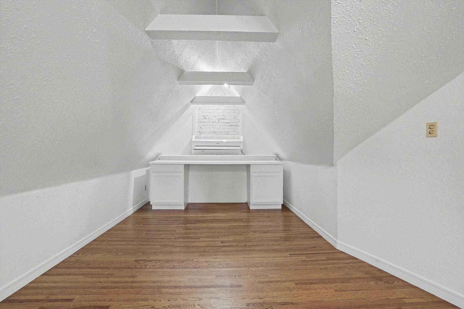 1555 S Gillette Avenue Property Photo 35