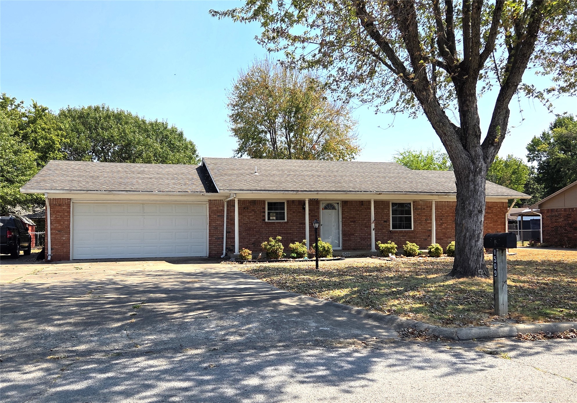 1509 Lahoma Property Photo 1