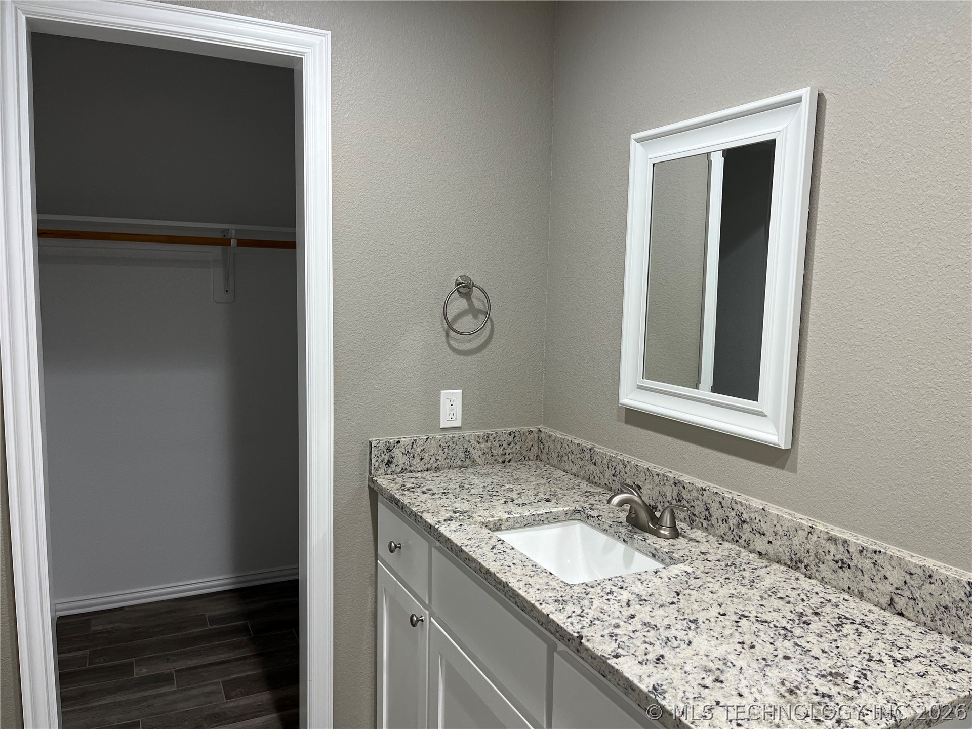 311 W Wilson Avenue Property Photo 6