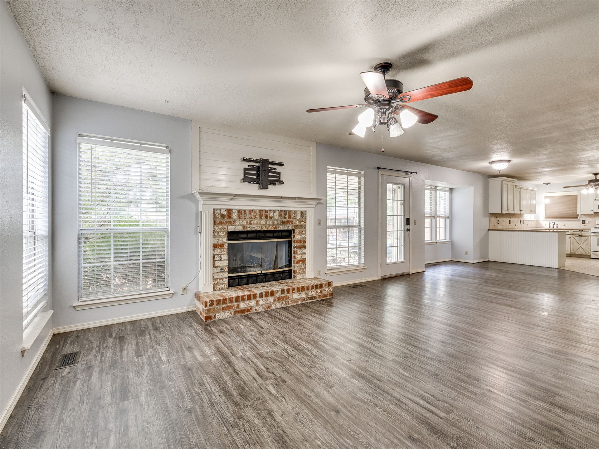 2411 W Kent Street Property Photo 4