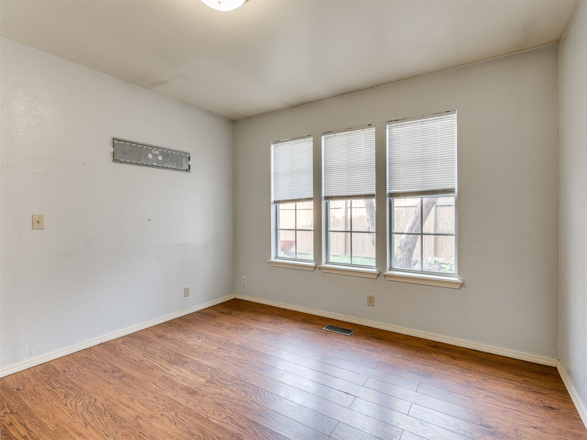 2411 W Kent Street Property Photo 24