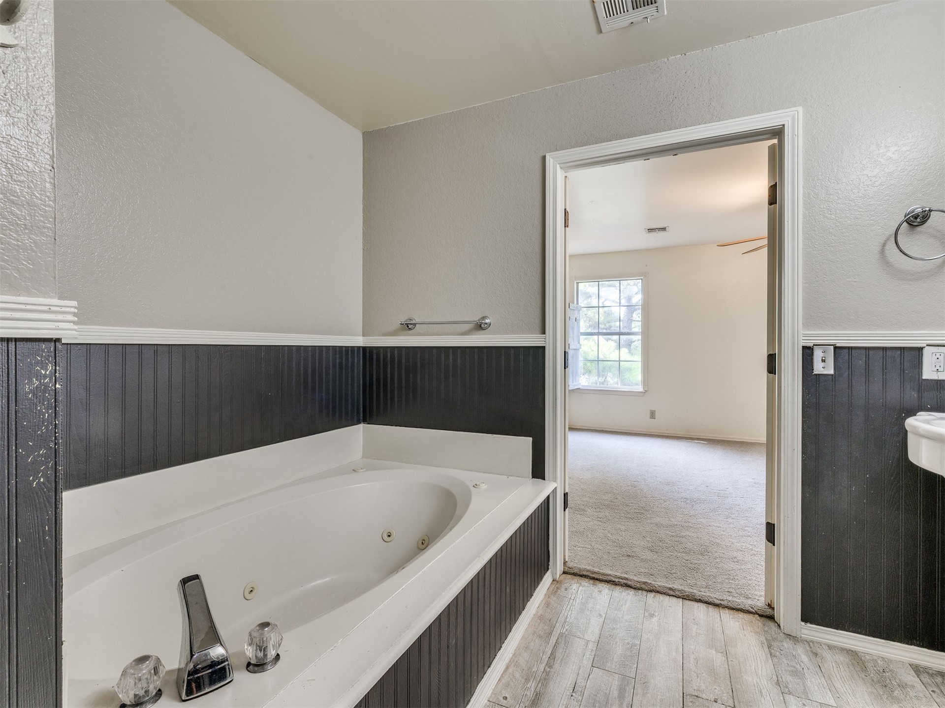 2411 W Kent Street Property Photo 57