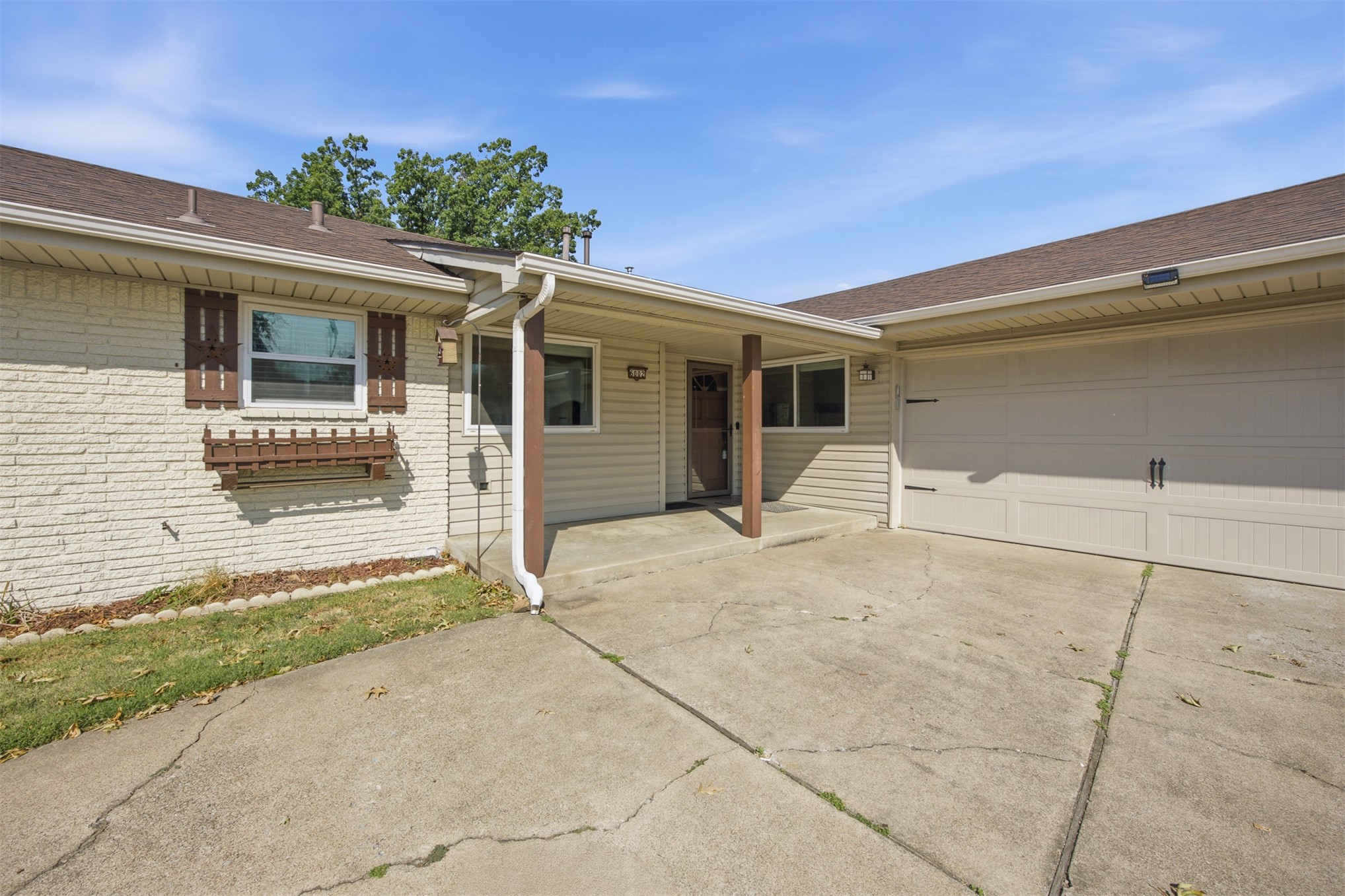 6002 S Lakewood Avenue Property Photo 2