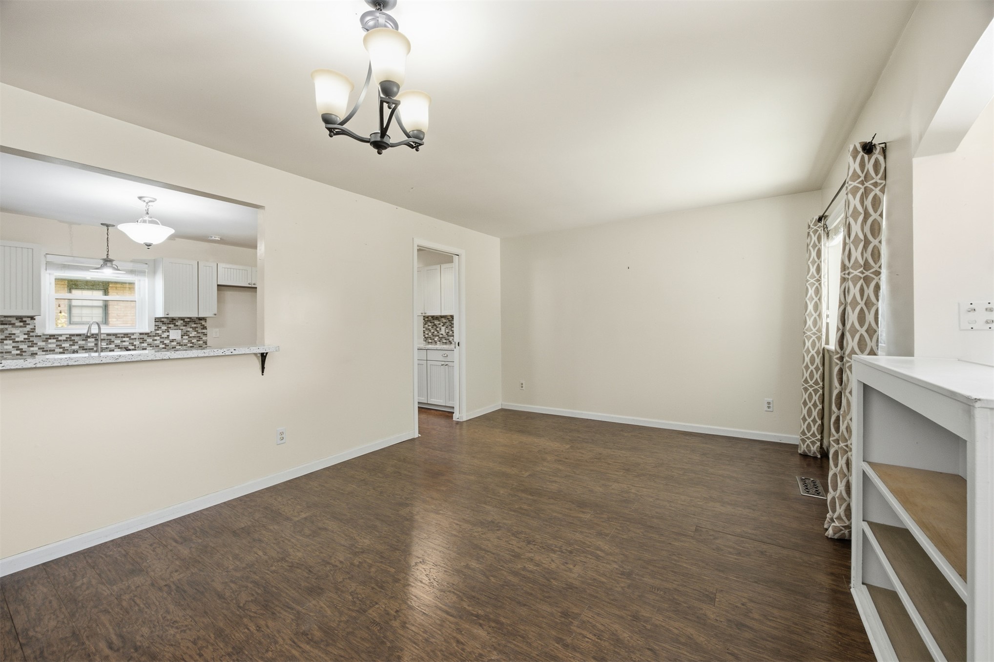 6002 S Lakewood Avenue Property Photo 5