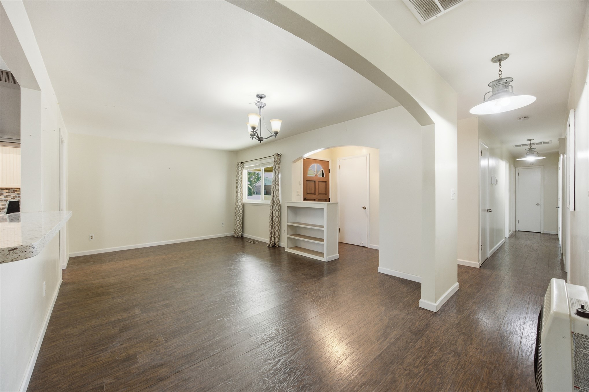 6002 S Lakewood Avenue Property Photo 8