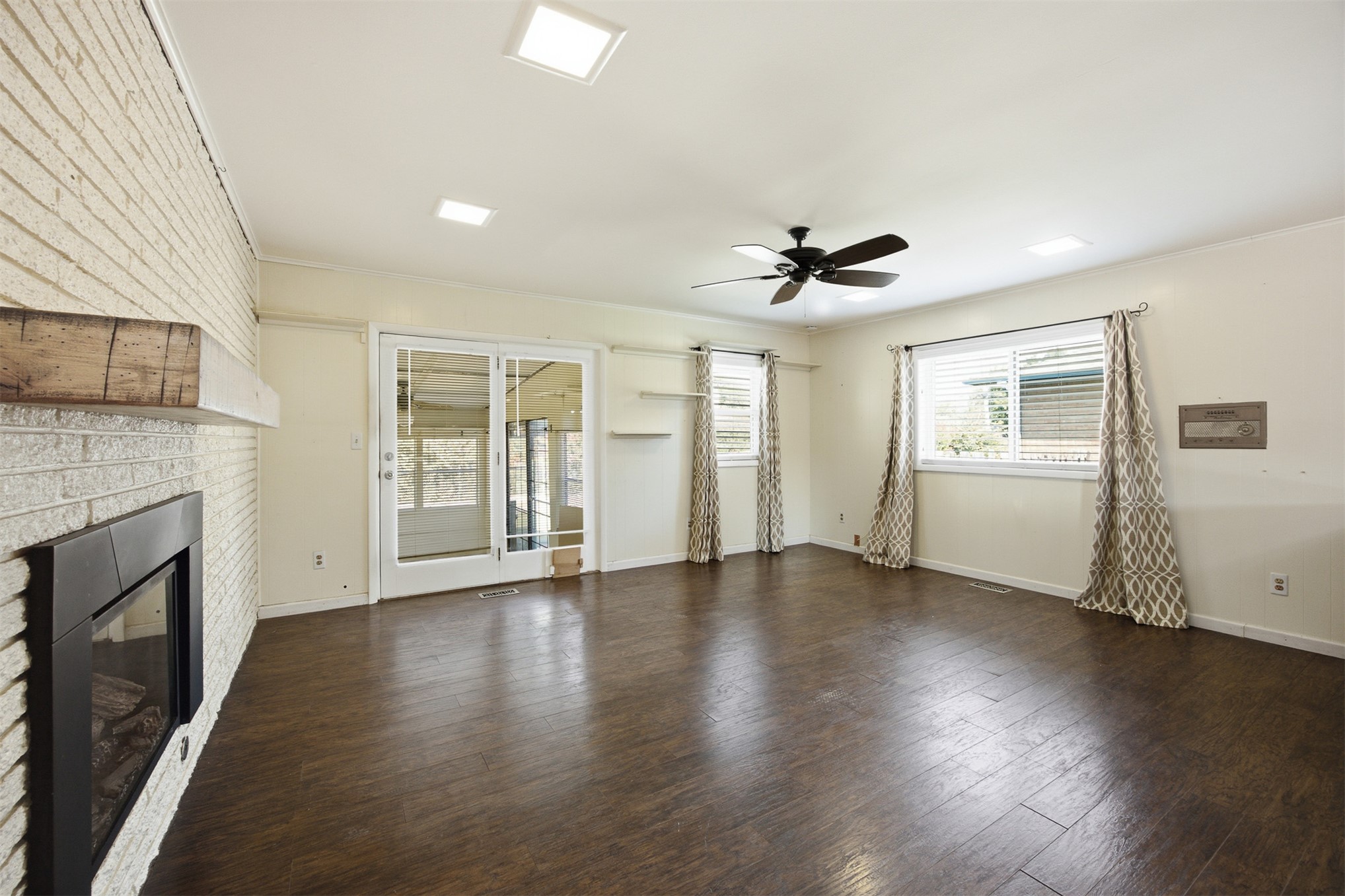 6002 S Lakewood Avenue Property Photo 9