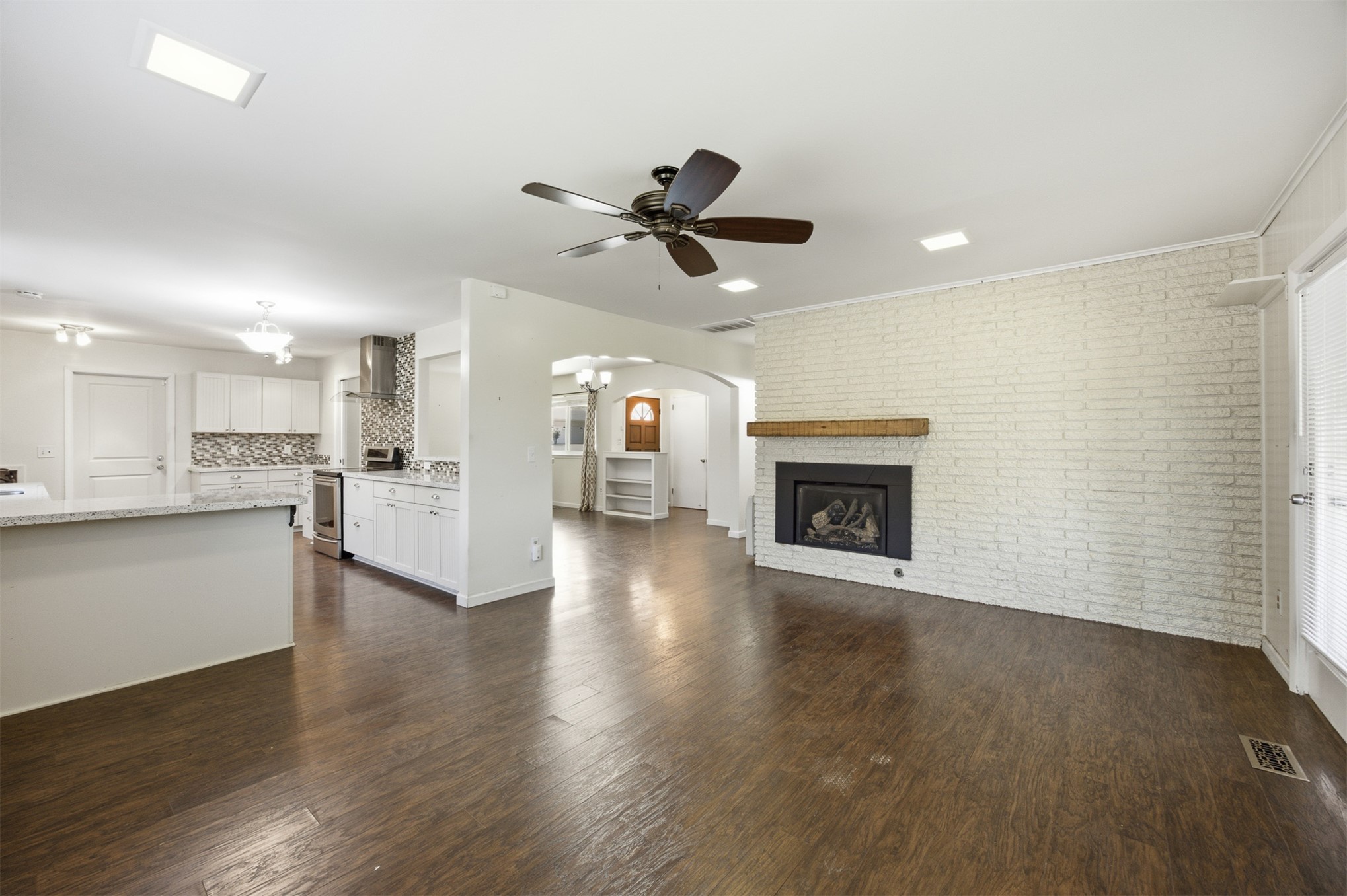 6002 S Lakewood Avenue Property Photo 11