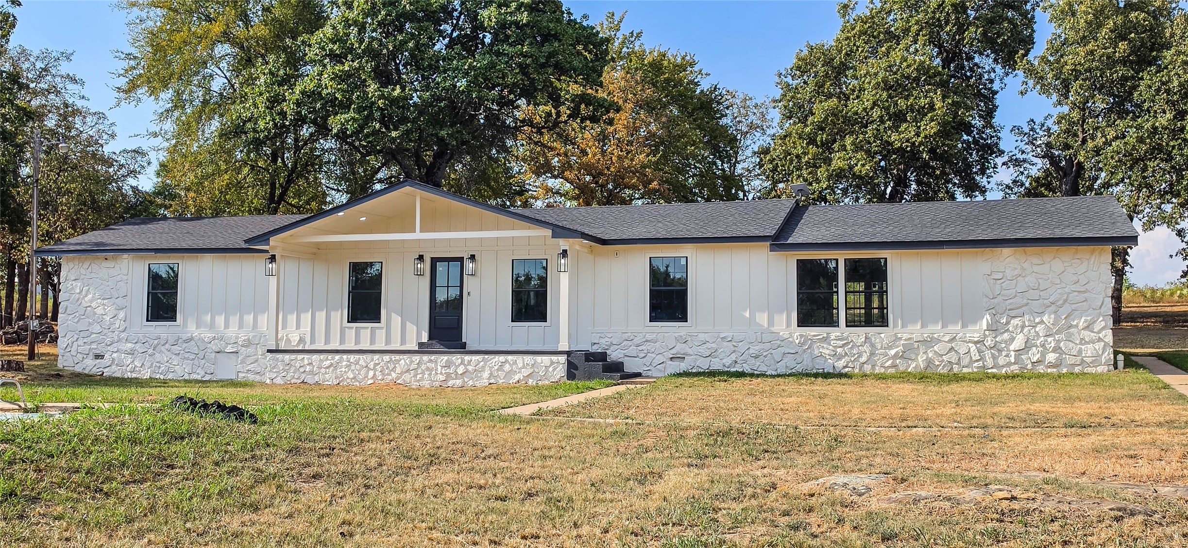 422311 E 1142 Road Property Photo 2
