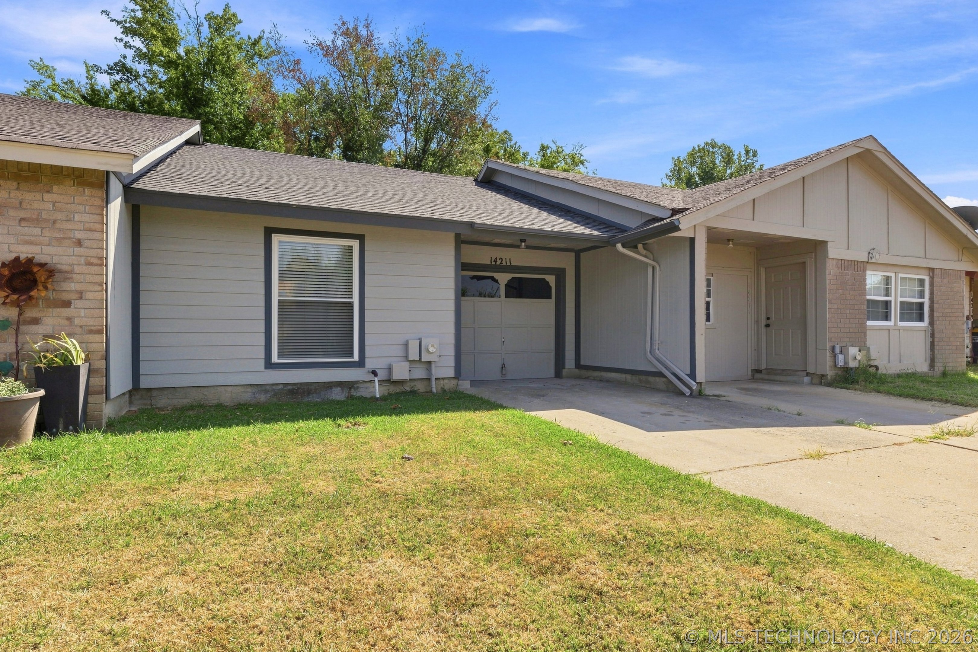 14211 S Hickory Place Property Photo 1