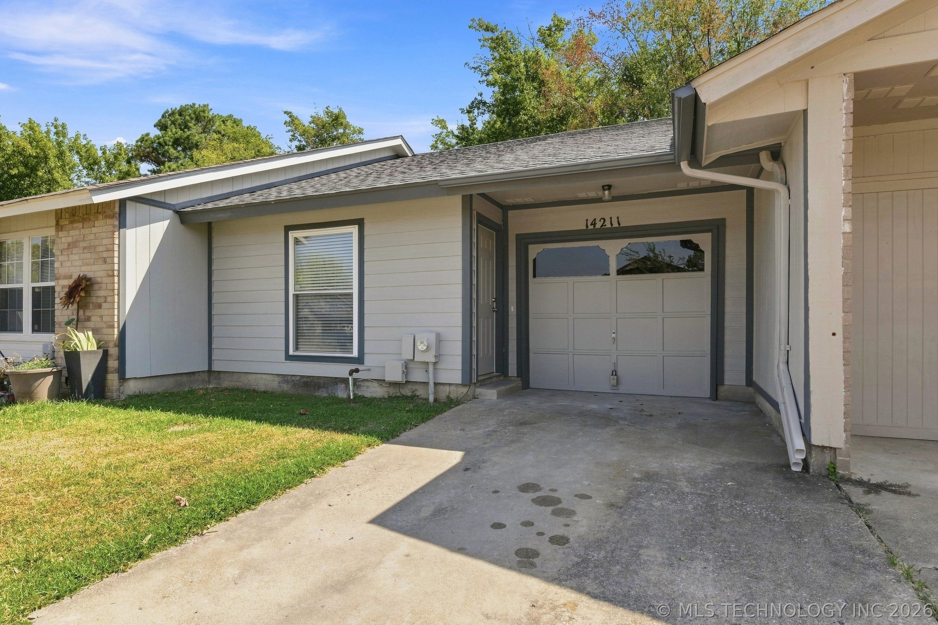 14211 S Hickory Place Property Photo 2