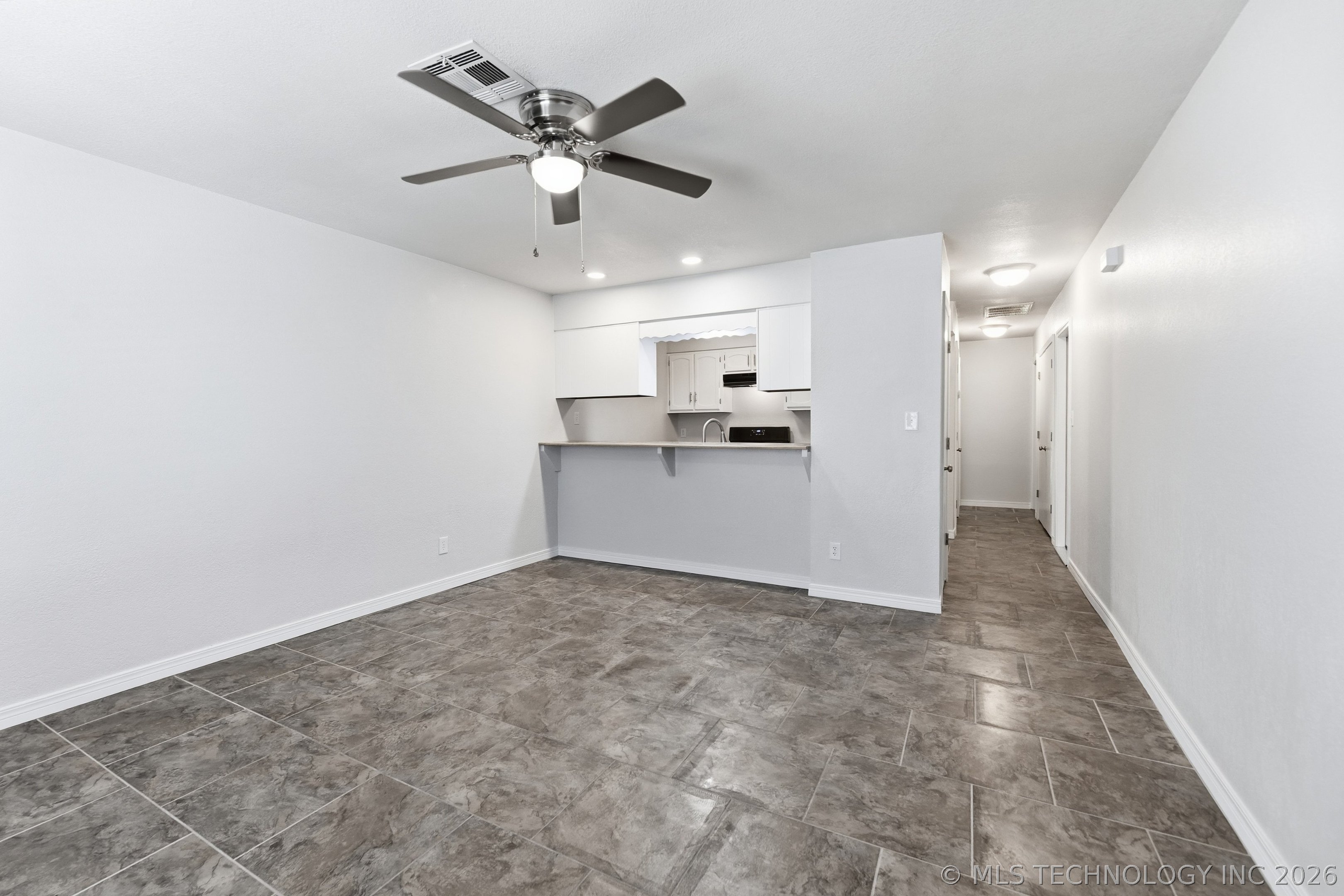 14211 S Hickory Place Property Photo 4