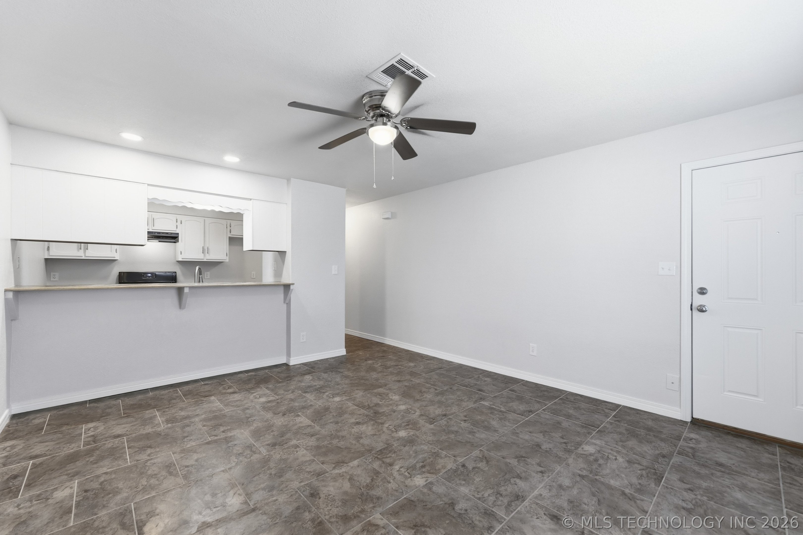 14211 S Hickory Place Property Photo 5