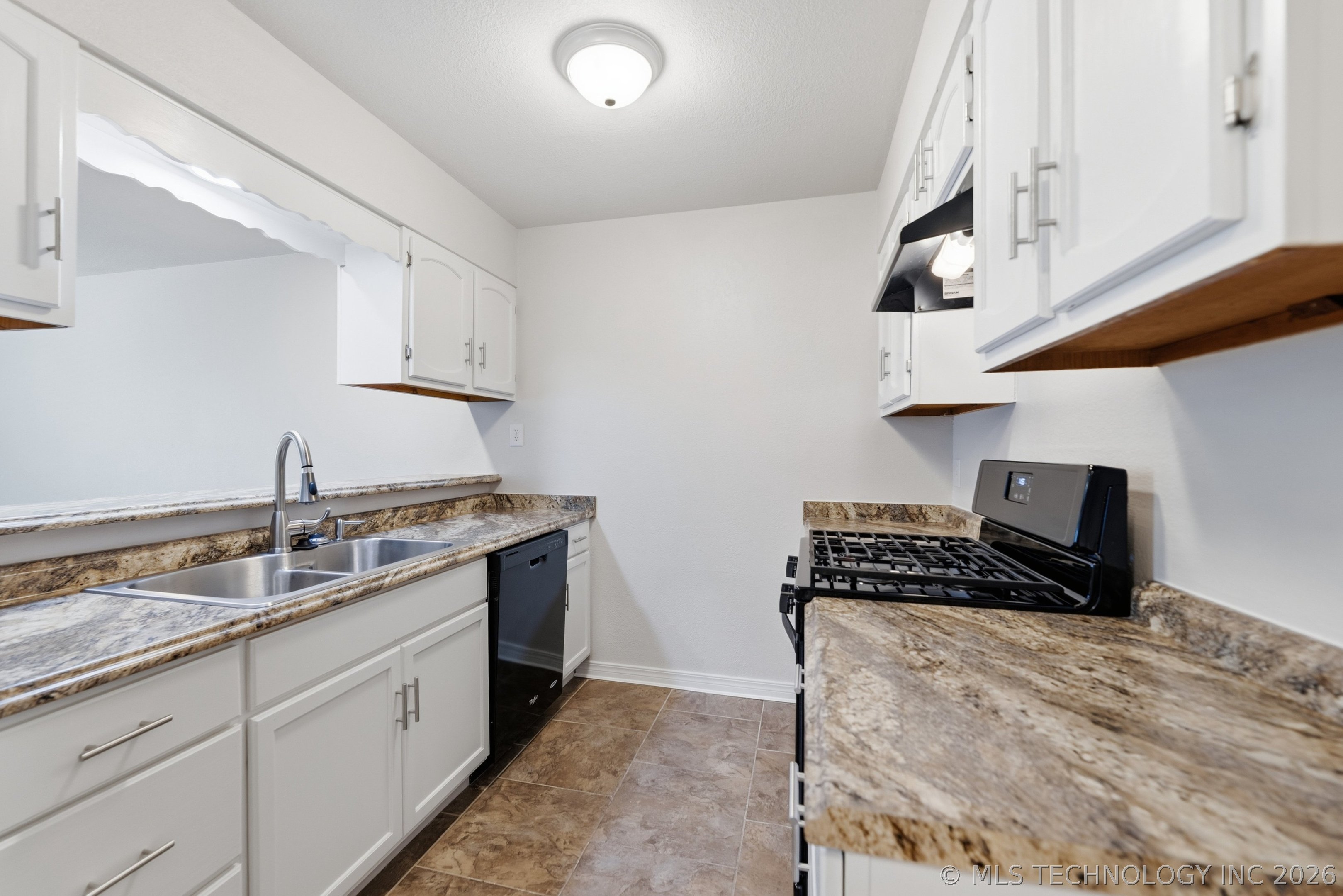 14211 S Hickory Place Property Photo 8