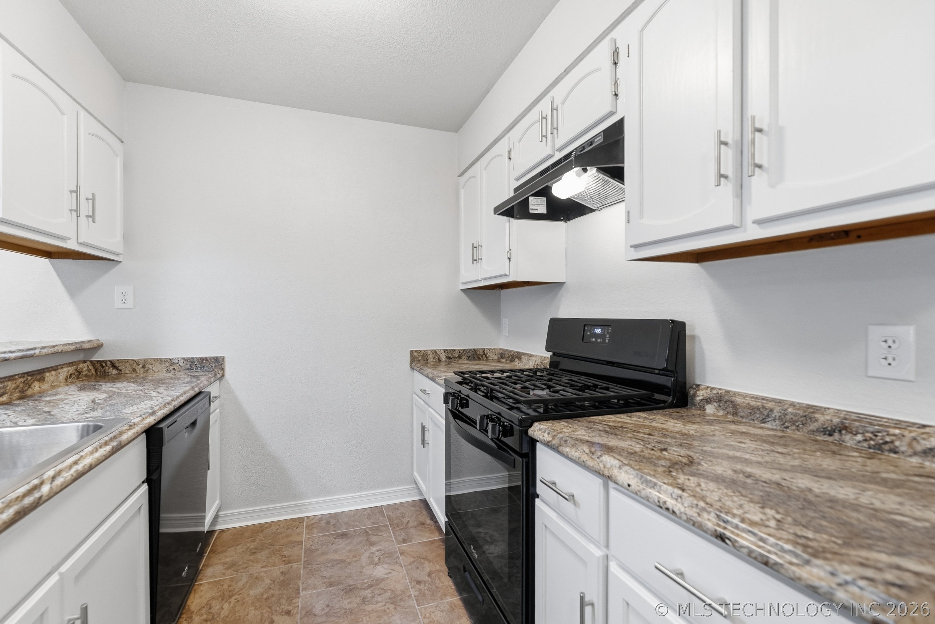 14211 S Hickory Place Property Photo 9