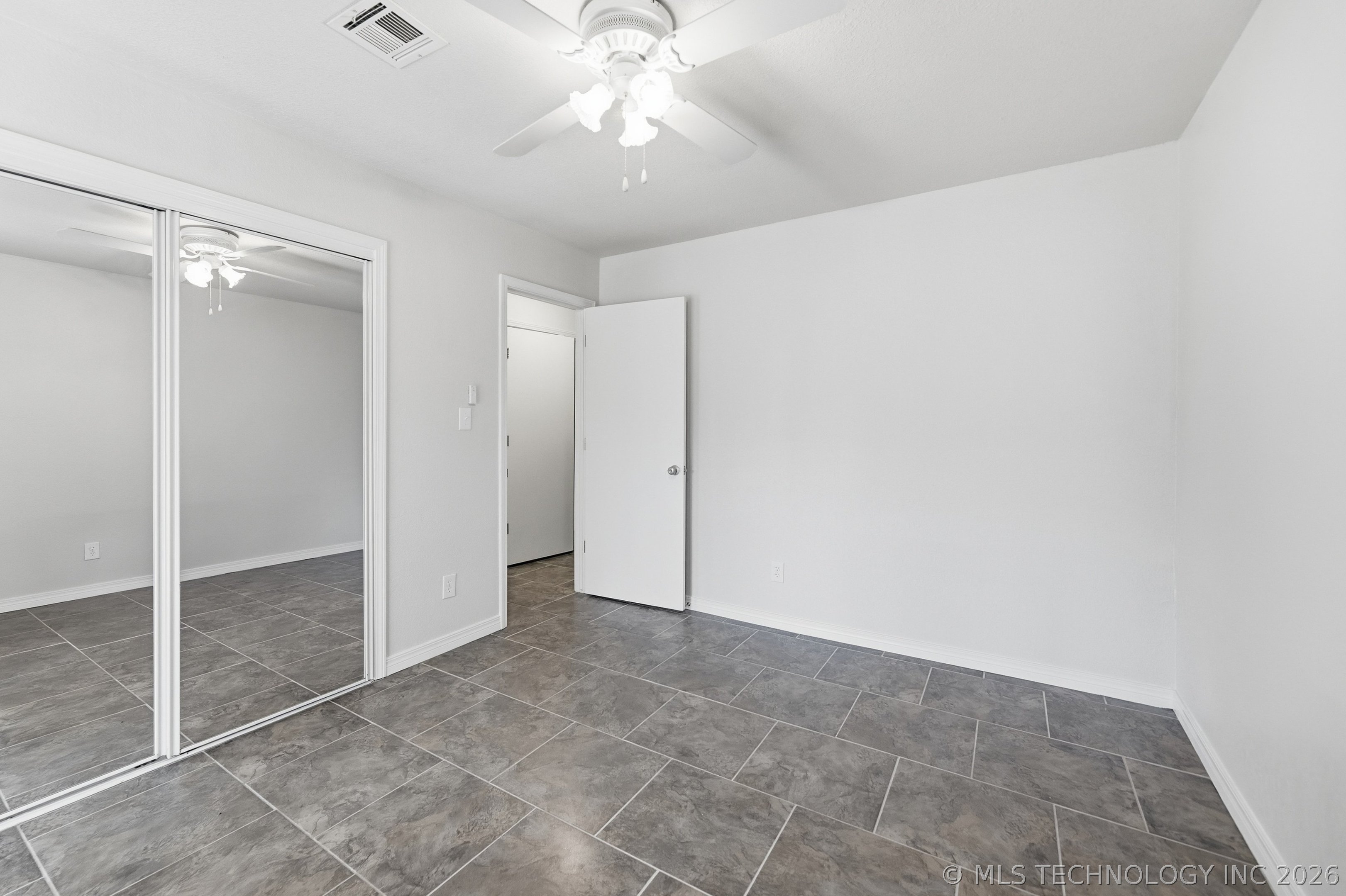 14211 S Hickory Place Property Photo 14