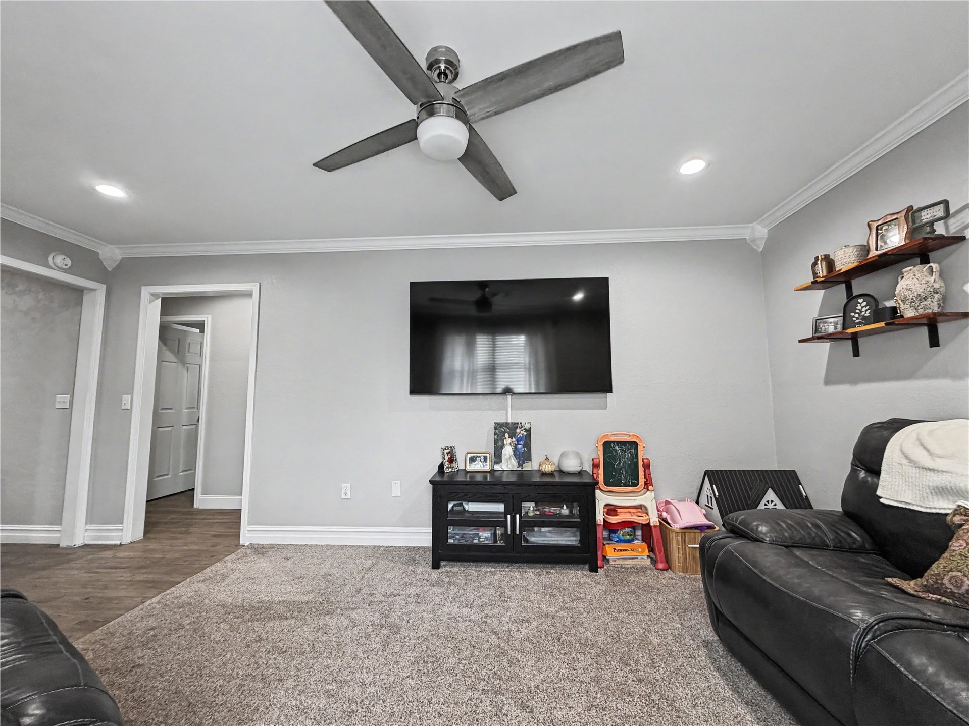 317 E South Street Property Photo 7