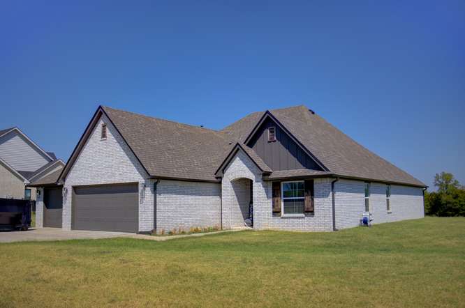 2420 W King Lane Property Photo 2