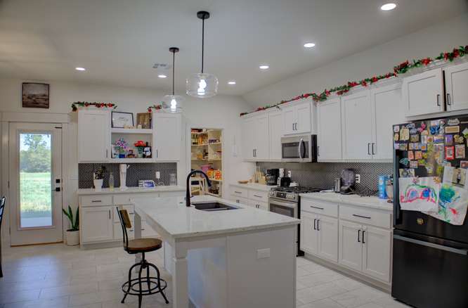 2420 W King Lane Property Photo 8