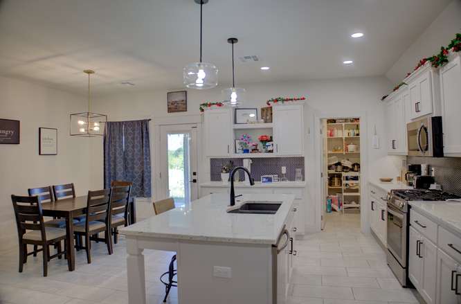 2420 W King Lane Property Photo 9