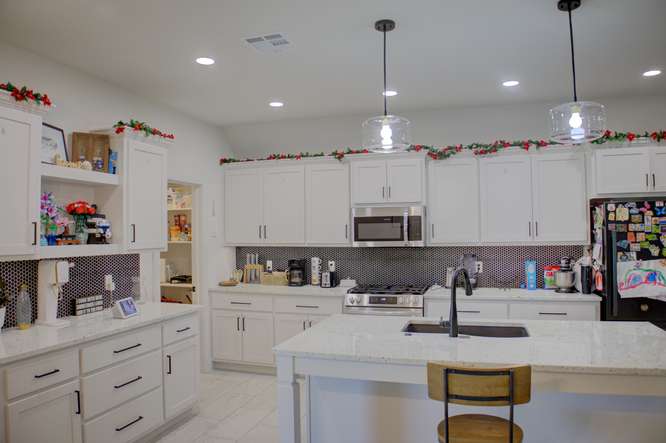 2420 W King Lane Property Photo 11