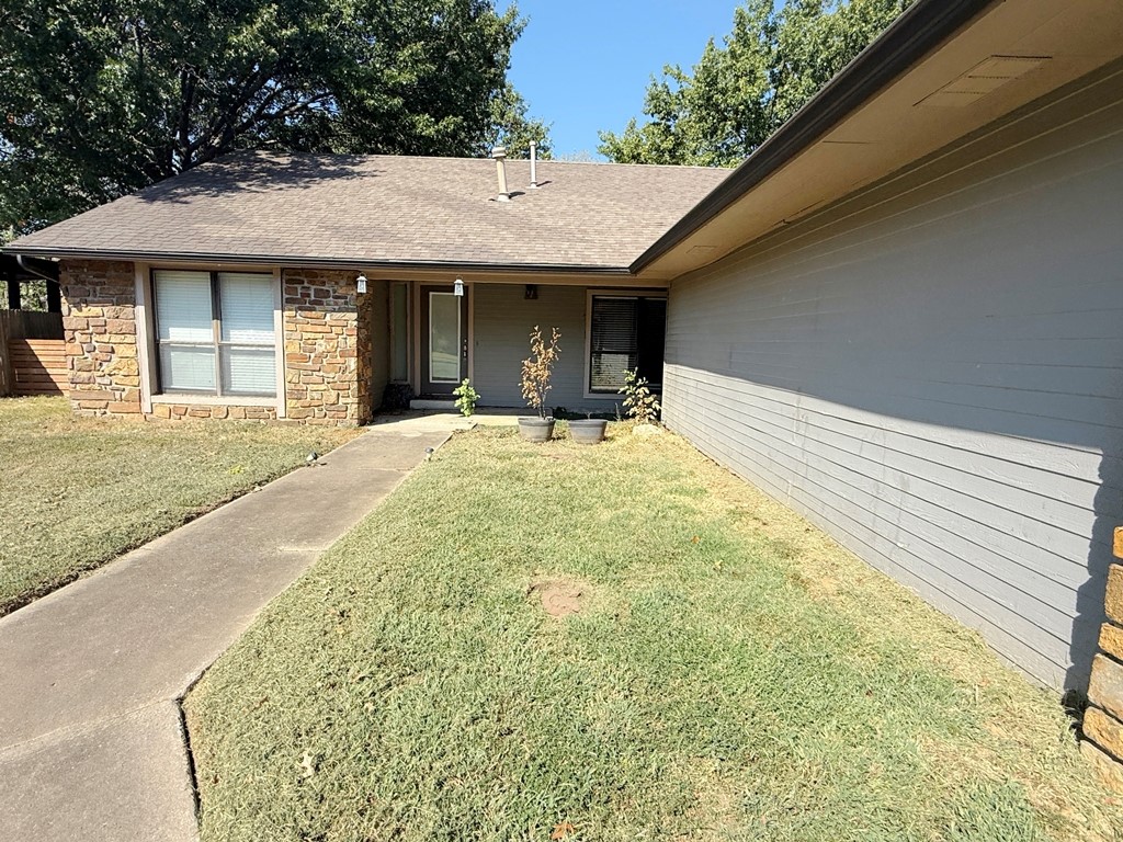 400 S Hemlock Avenue Property Photo 2